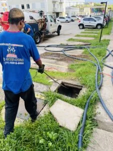 Limpeza de poço de água servida