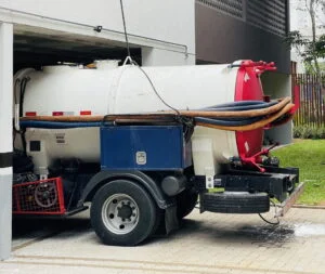 Serviço de Limpeza de Poço Artesiano, Recalque e Água de Reuso em Subsolo de Condomínio: Operação com Caminhão de Saneamento Pequeno